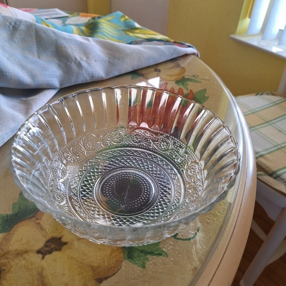 CRYSTAL GLASS FRUIT BOWL